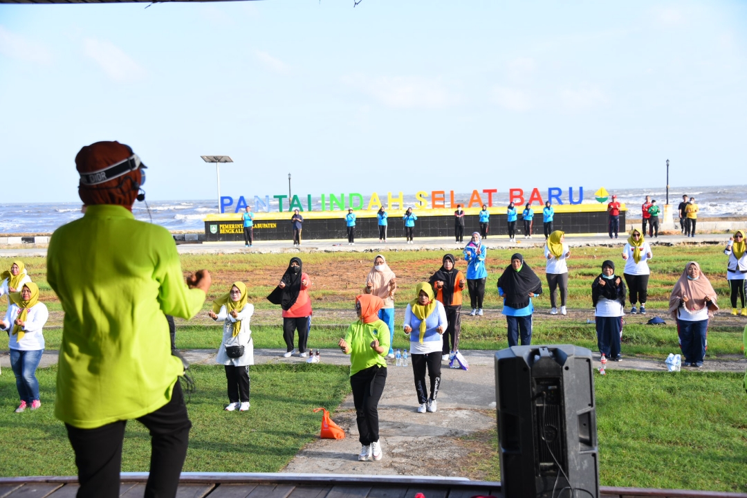 Porno video: Onasi o‘g‘lini siltab ketayotganini ushladi